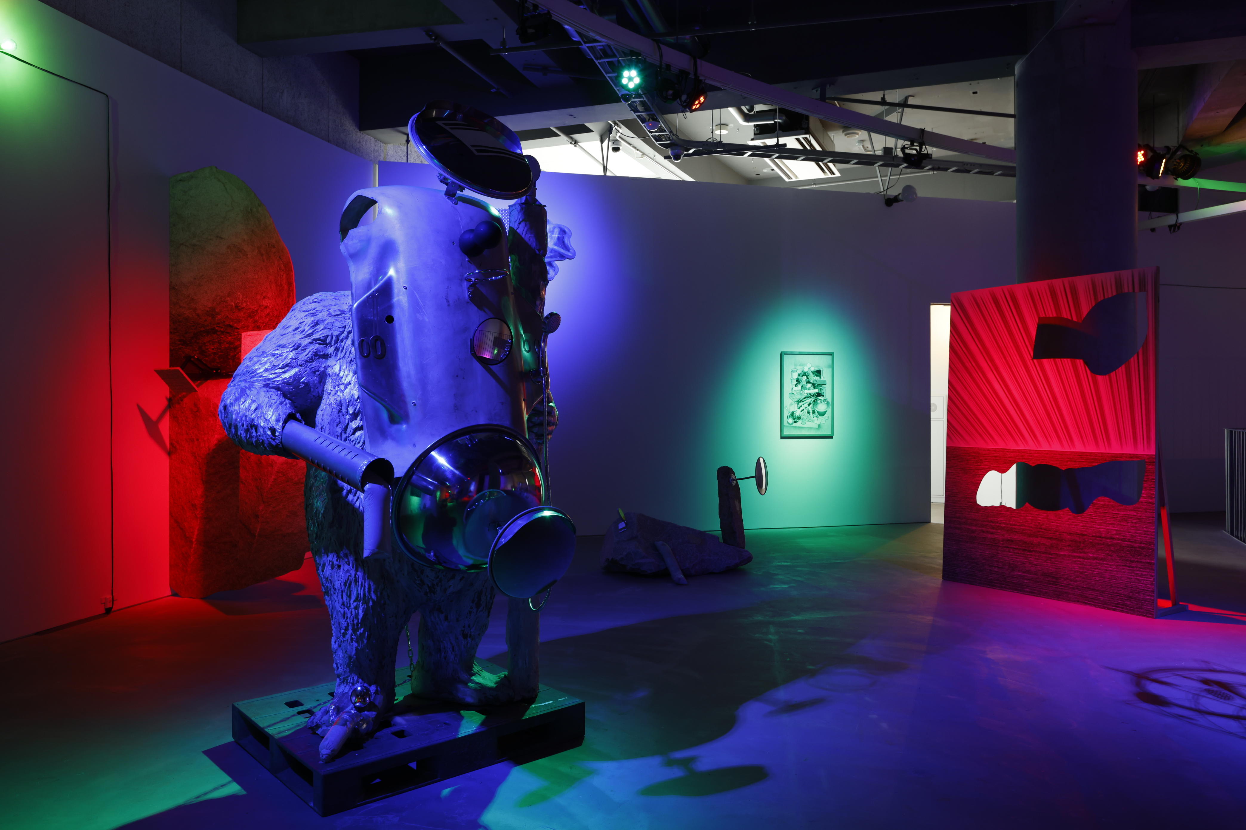 個展「S.F. (Something Falling/Floating)」