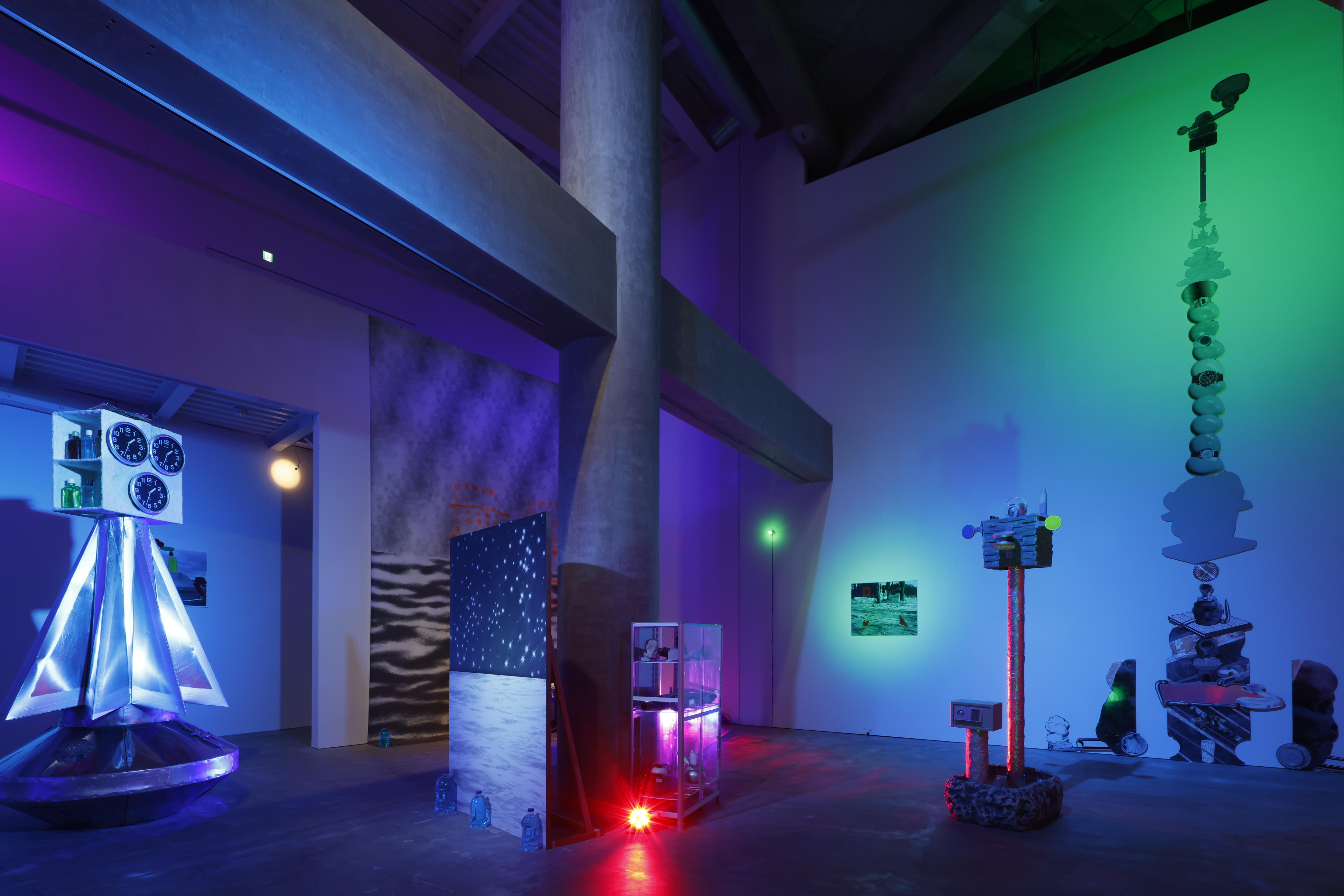 個展「S.F. (Something Falling/Floating)」