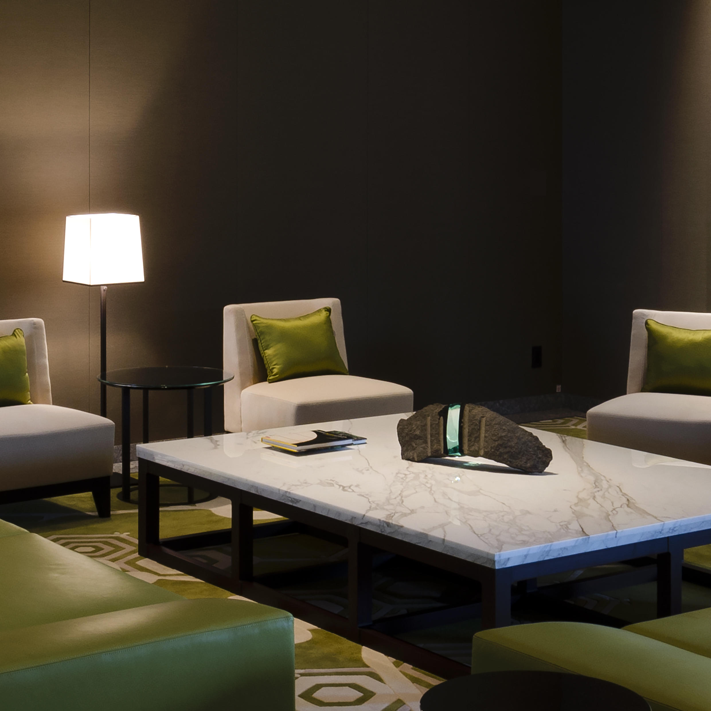 Gallery's Picks for the Month (くつろぎ空間のアート！ラグジュアリーホテル特集）