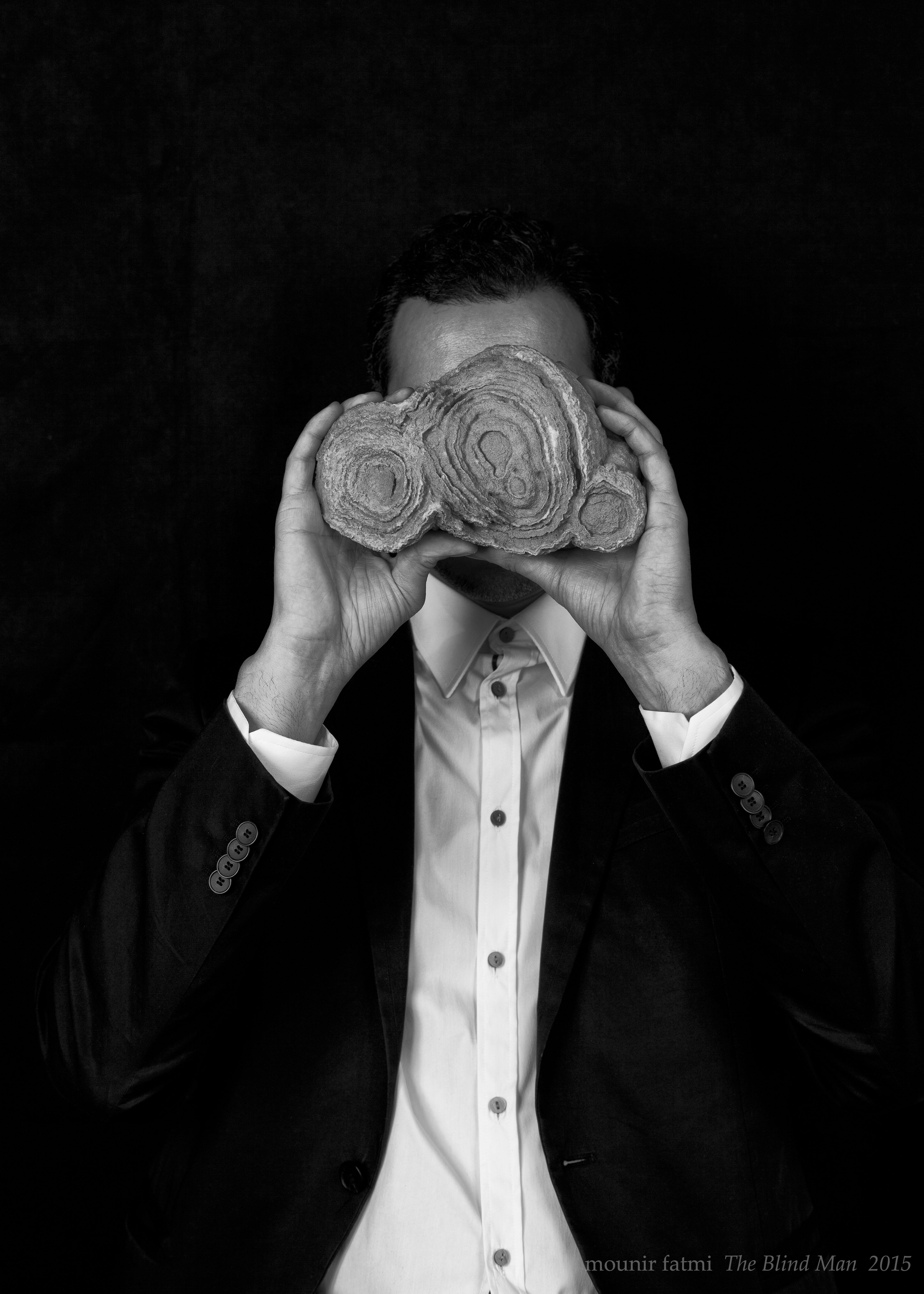 ムニール・ファトゥミ、生と死の対話を開くメッセージ