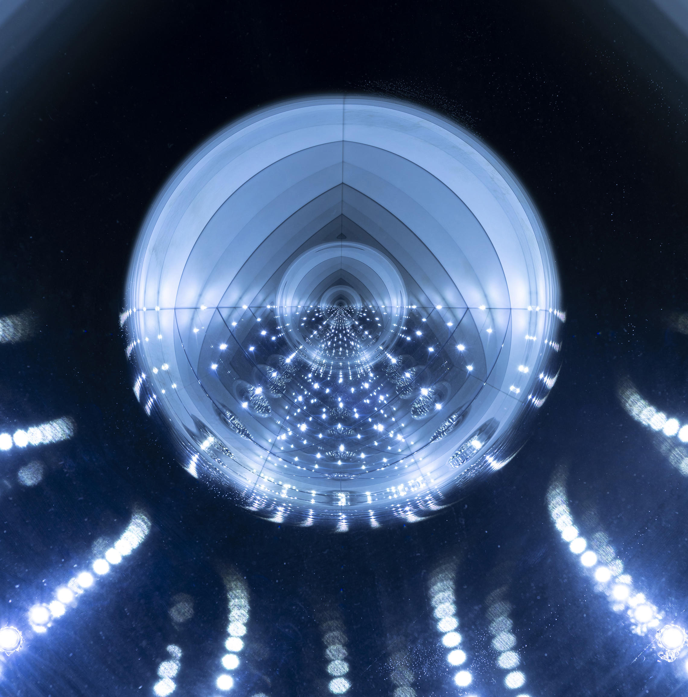 井村一登 「自分が映らない鏡」の世界を語る