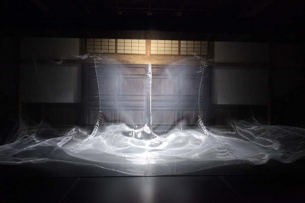 大巻伸嗣　栗林公園にて新作完成 