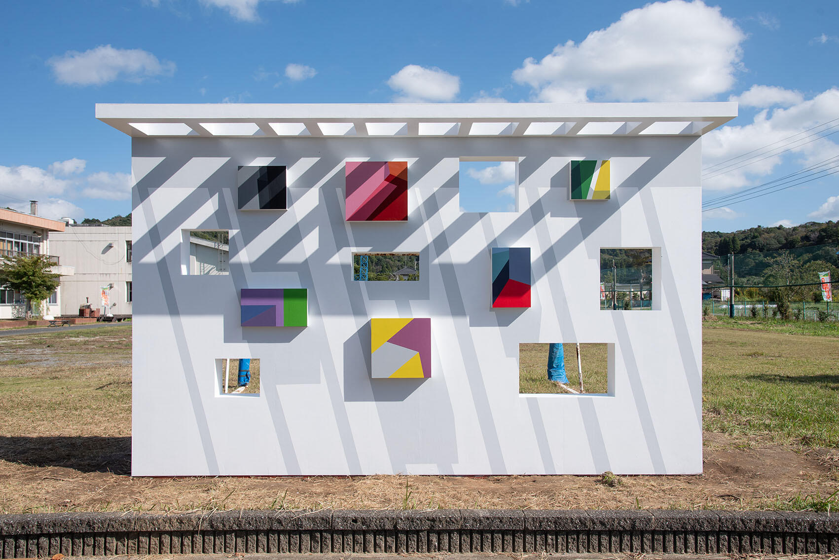 原田郁:　インスタレーション作品《WHITE WALL》in 旧里見小学校、千葉