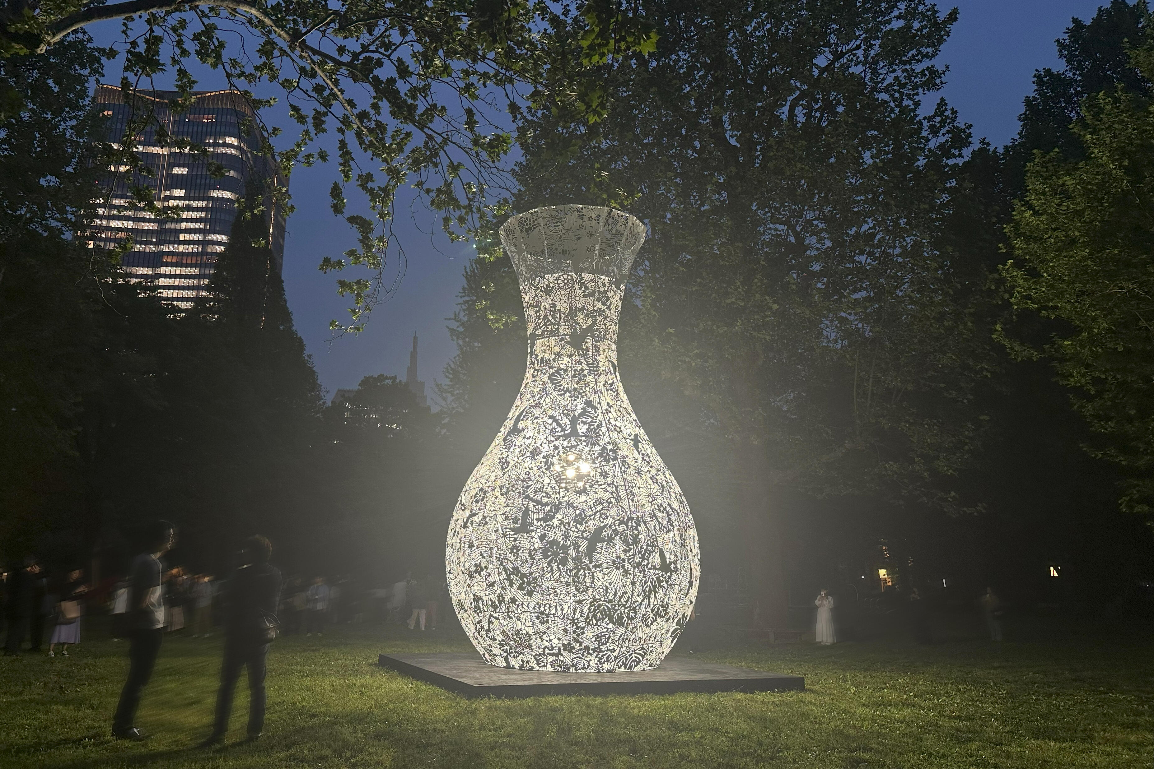 大巻伸嗣「Playground Becomes Dark Slowly」＠日比谷公園